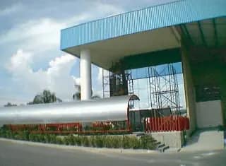 Caseta de acceso y tanque en complejo industrial