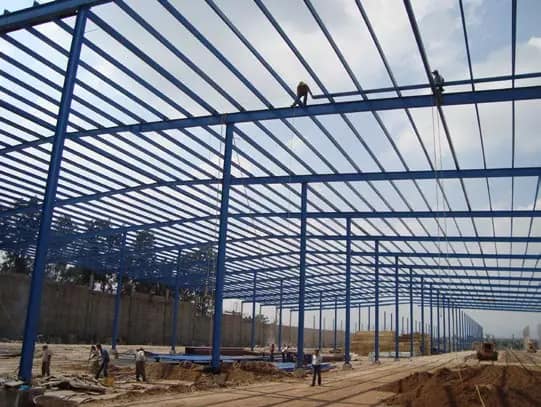 Estructura metálica de nave industrial en montaje