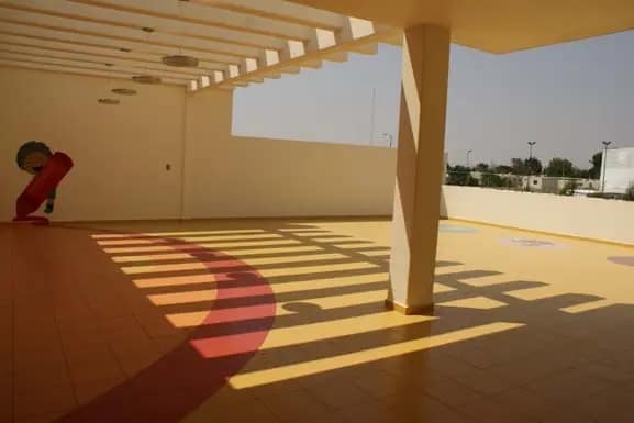 Pérgola y patio de la guardería