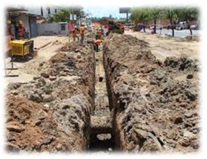 Zanja de alcantarillado con tubería y excavadora