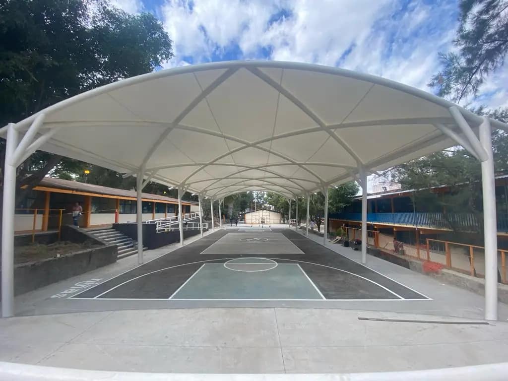 Estructura con lonaria sobre cancha de usos múltiples