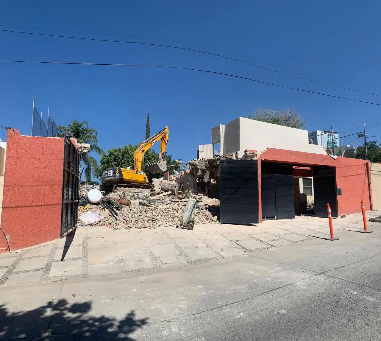 Demolición de vivienda con excavadora