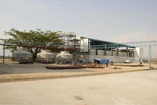 Exterior de planta tequilera con tanques de almacenamiento