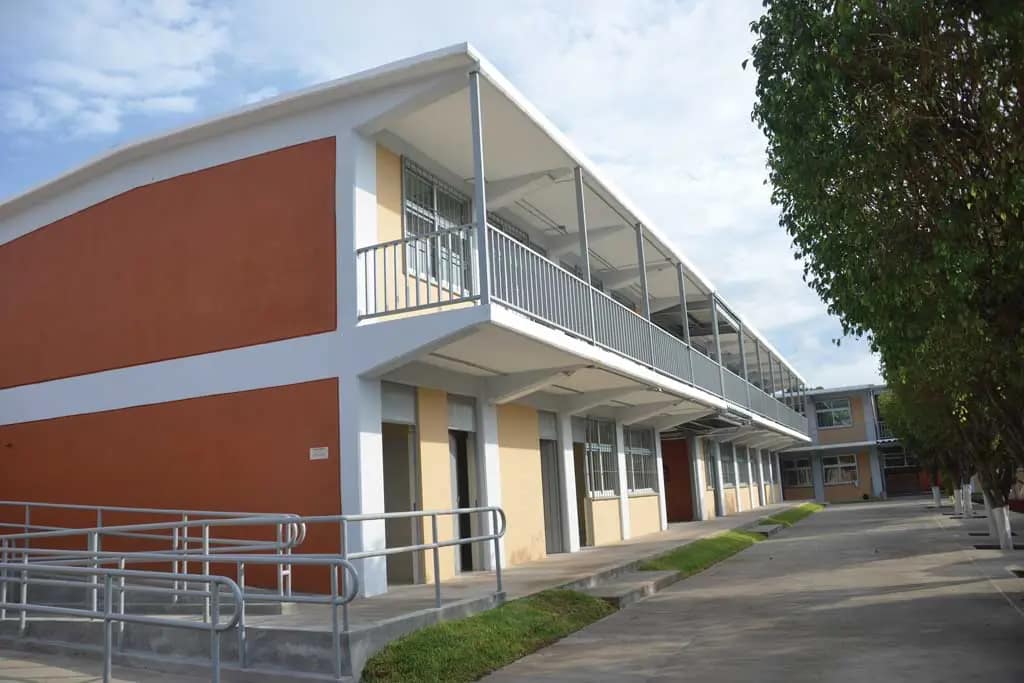 Edificio escolar con rampa de accesibilidad
