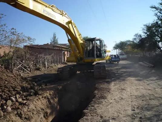 Excavadora en apertura de vialidad