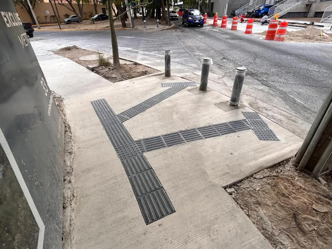 Cruce seguro con guía podotáctil y bolardos