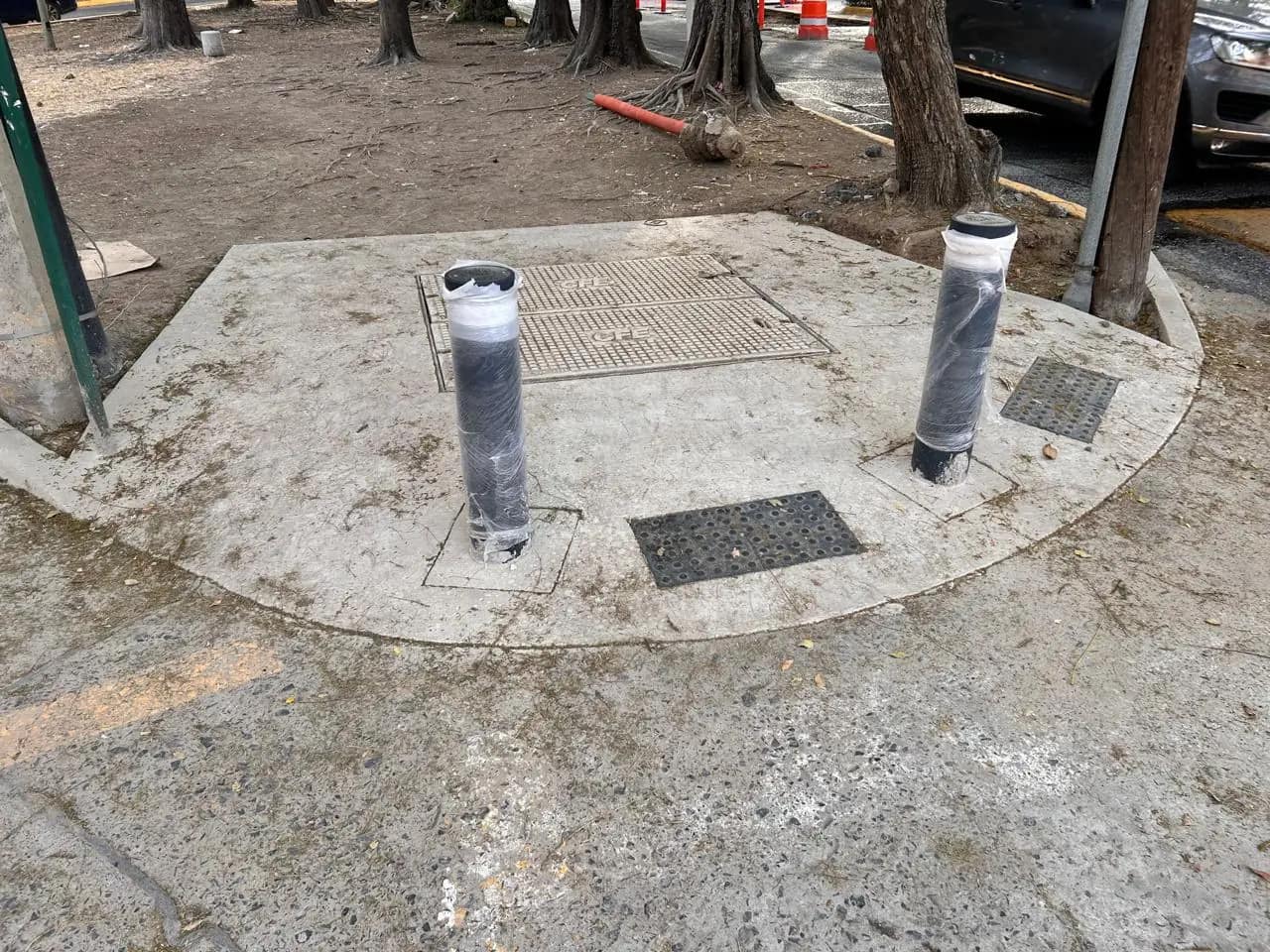 Esquina con rampa y pavimento podotáctil