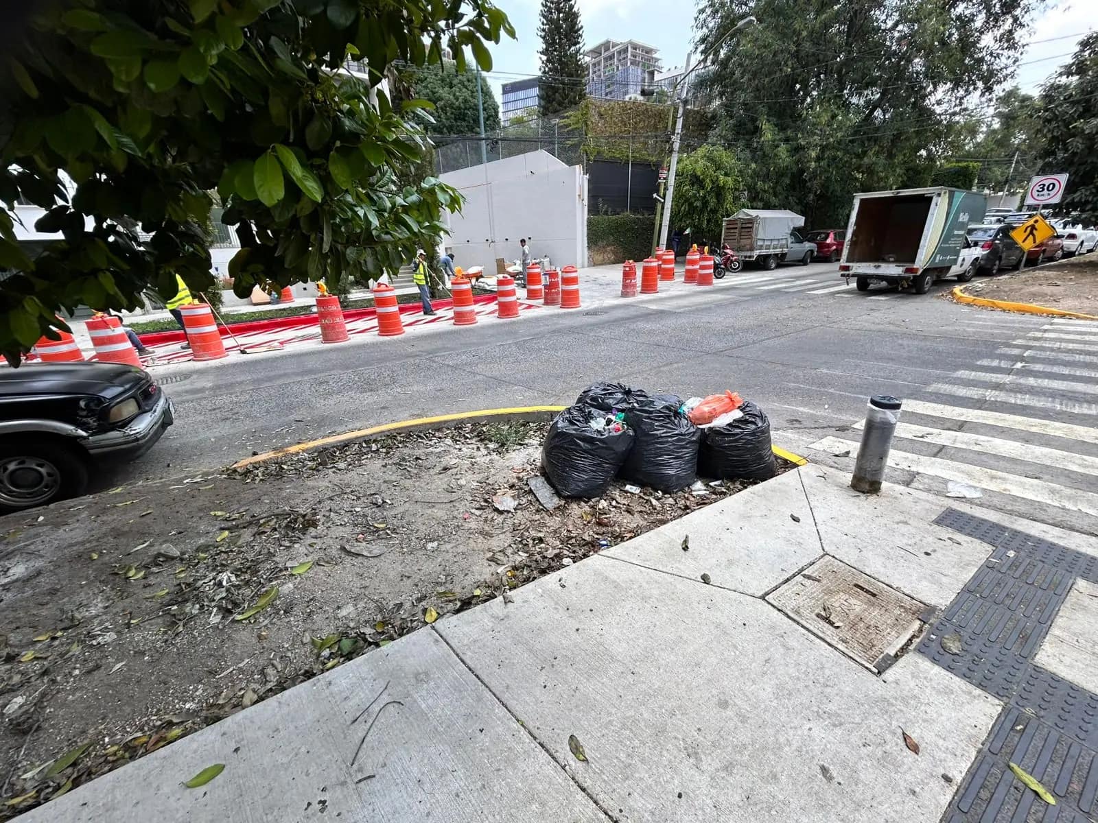 Cruce peatonal en construcción con señalización