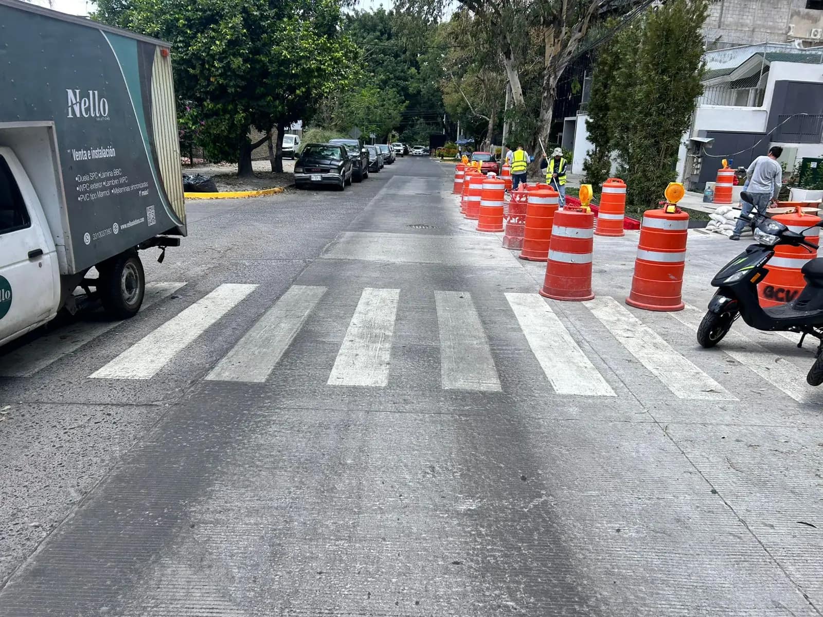 Cruce peatonal con guía podotáctil terminado