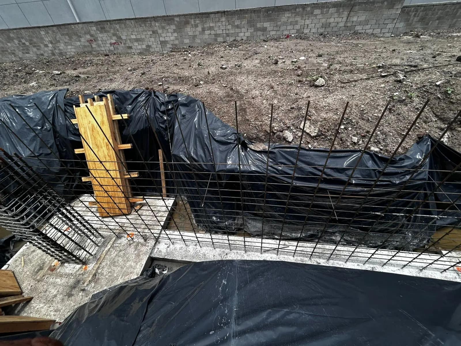 Armado de muros de cisterna sobre plantilla con membrana