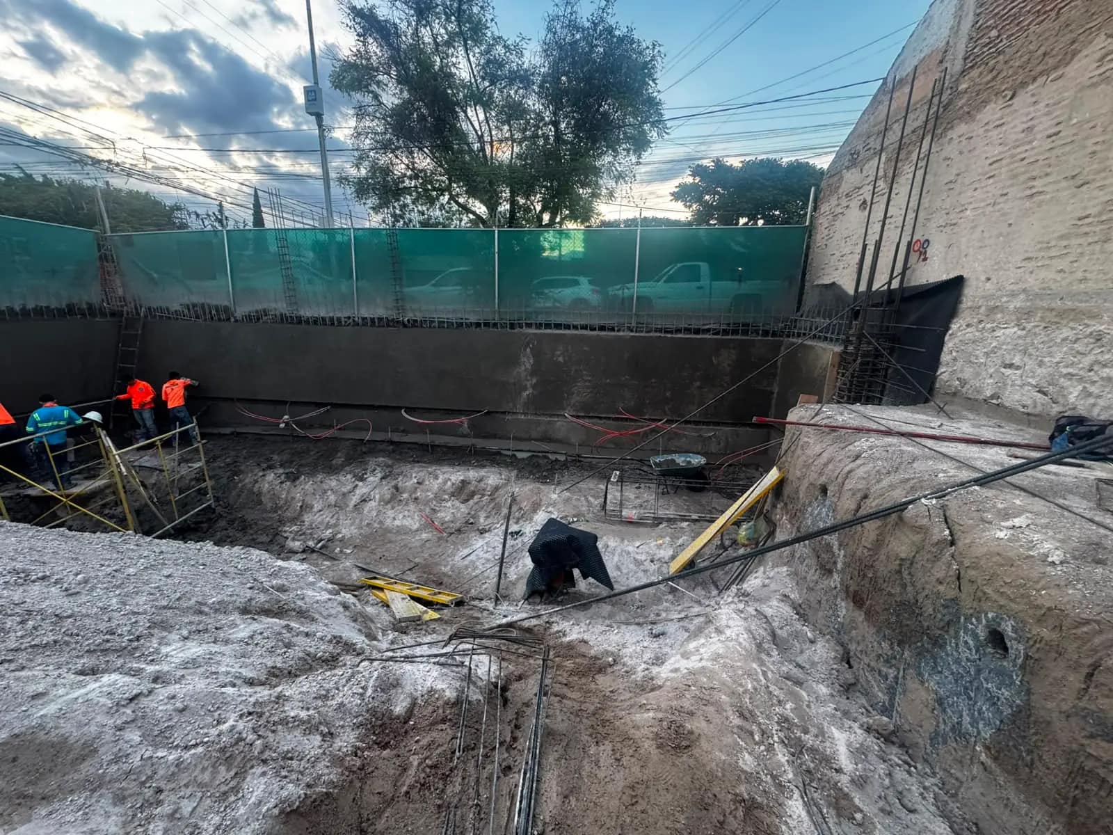 Open excavation with retaining walls