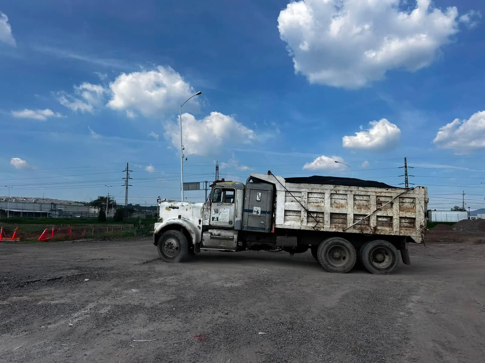 Camión de volteo sobre plataforma compactada