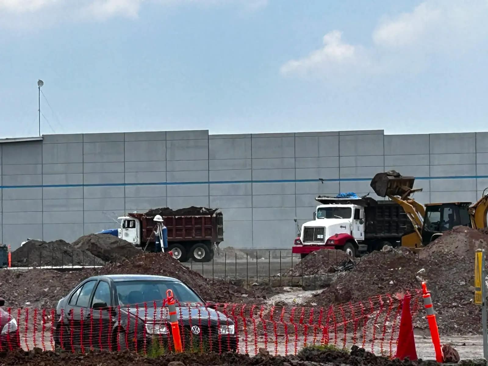 Carga de material junto a nave industrial