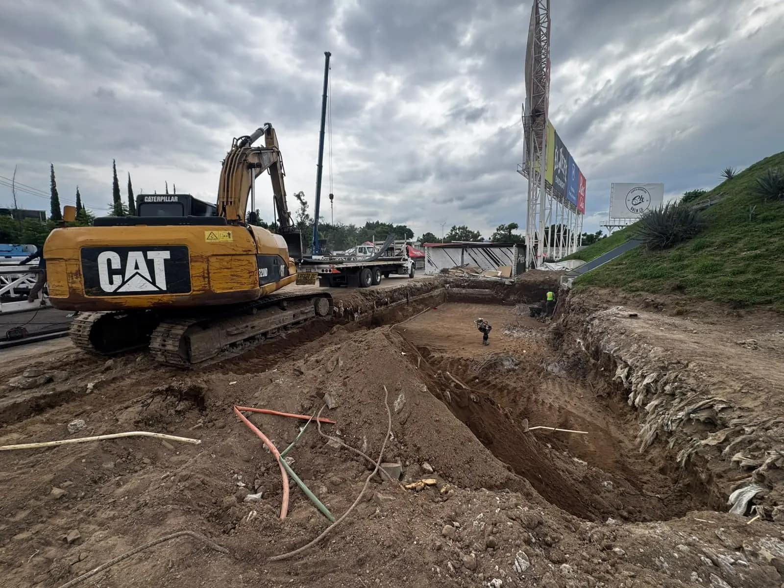 Excavadora CAT retirando losa de concreto en una demolición controlada