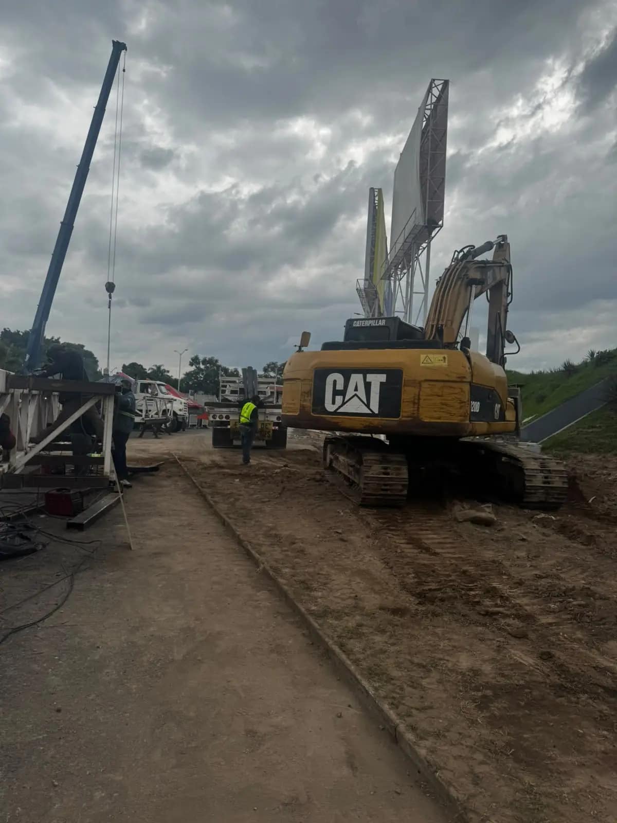 Excavadora CAT en excavación de cimentación