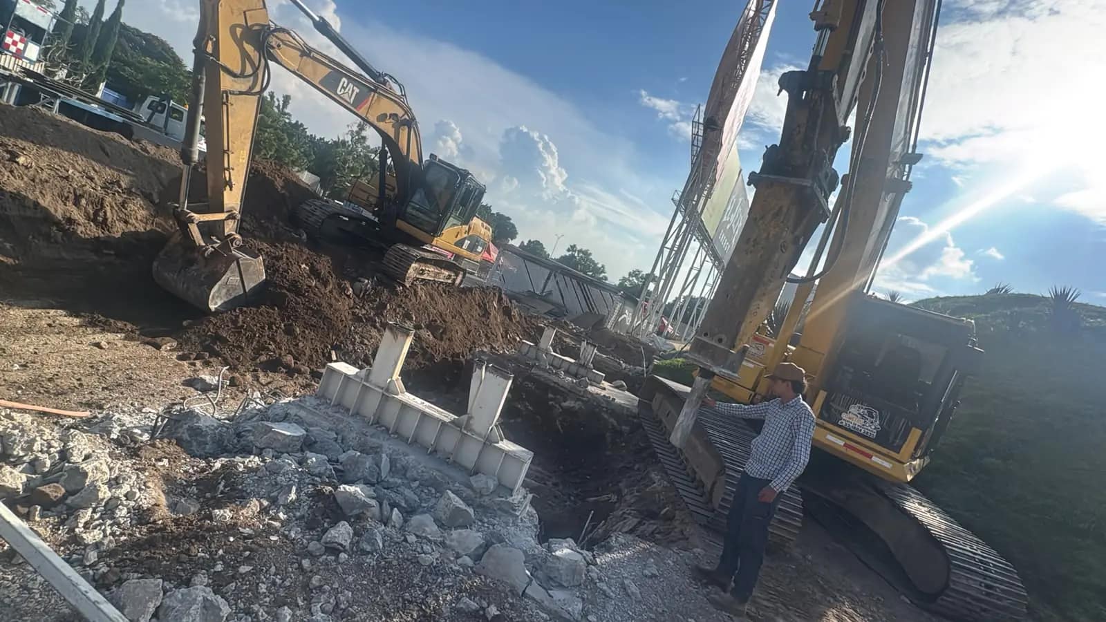 Excavadora cargando escombro