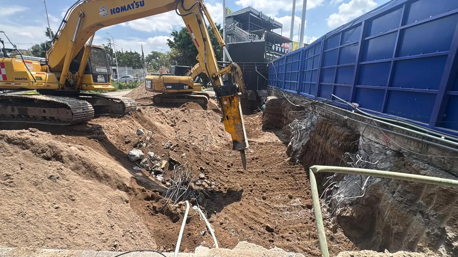 Excavadora trabajando en demolición de losas