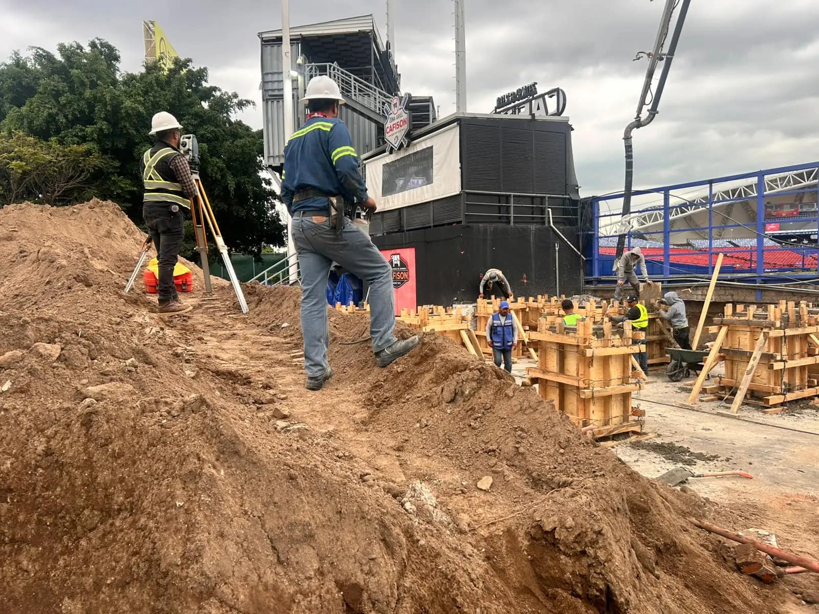 Topógrafo y cuadrilla en revisión de niveles
