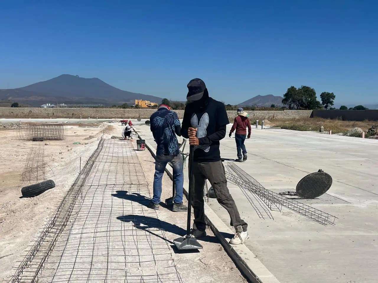 Cuadrilla armando malla antes del colado
