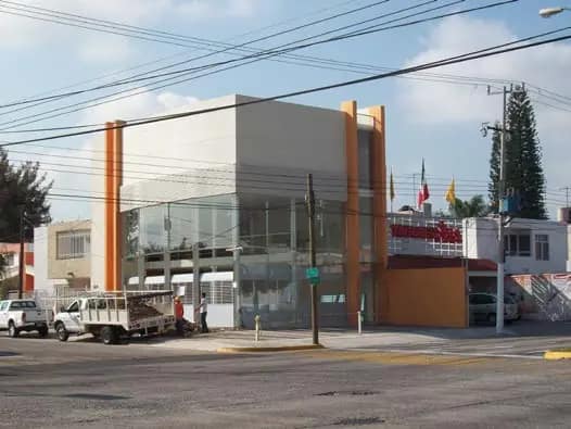 Edificio de oficinas con columnas naranja
