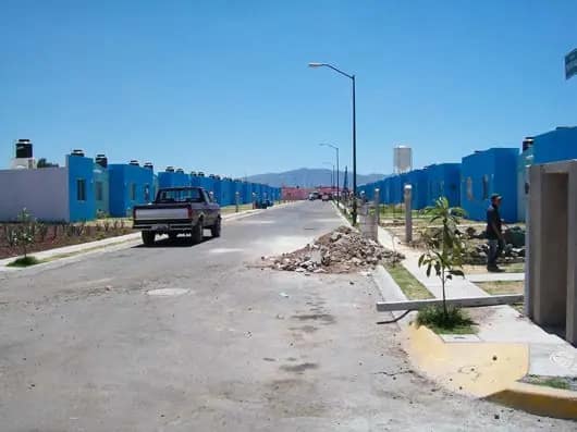 Calle urbanizada en fraccionamiento