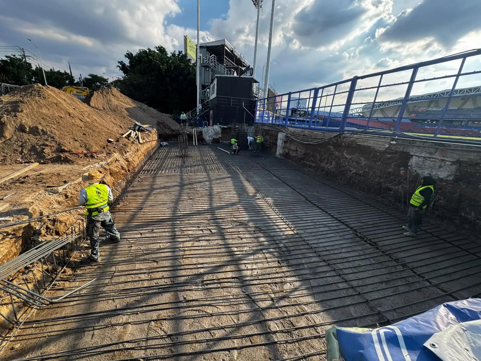 Cuadrilla amarrando acero de refuerzo