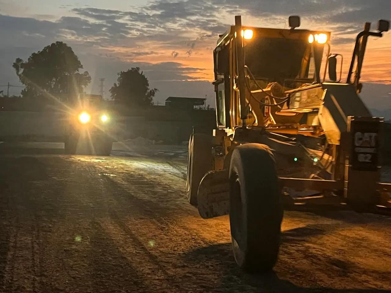 Motoconformadora al atardecer