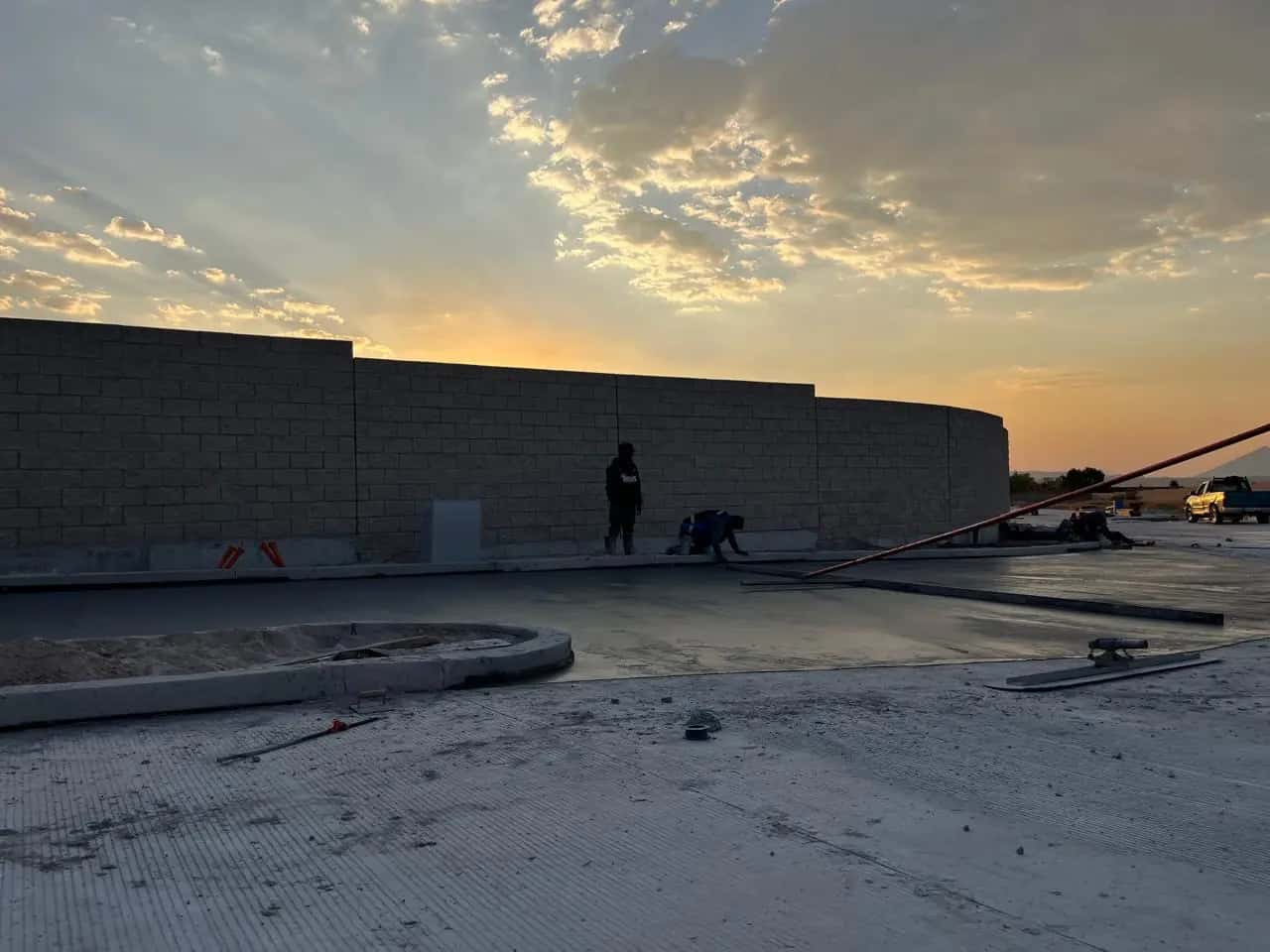 Muro perimetral de block al atardecer